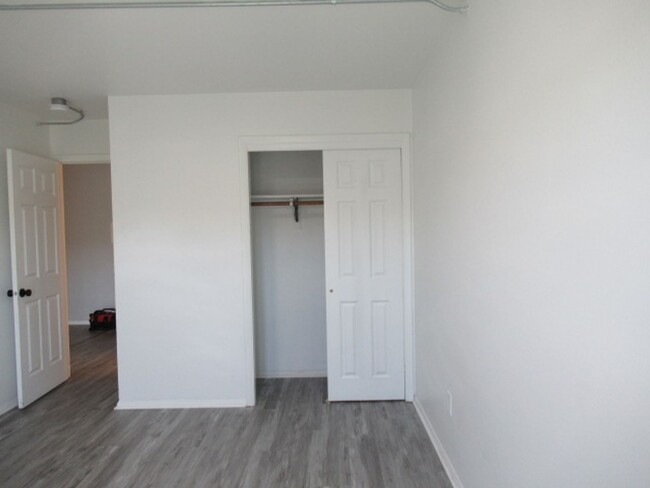 Building Photo - One bedroom/one bath apartment in Brown Deer
