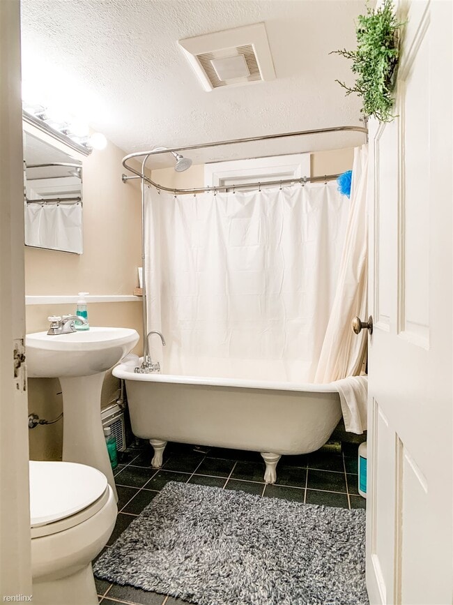 Building Photo - 306 Riverside Ave