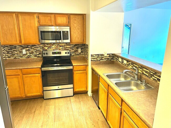 Building Photo - Beautiful unfurnished 2 bedroom in the Southwest (Rainbow and 215)