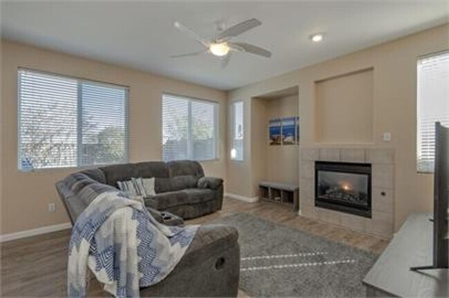 Building Photo - Stunning East Davis home available for fall move in!