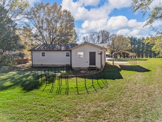 Building Photo - 2-Bedroom Furnished Home with Large Lot in...