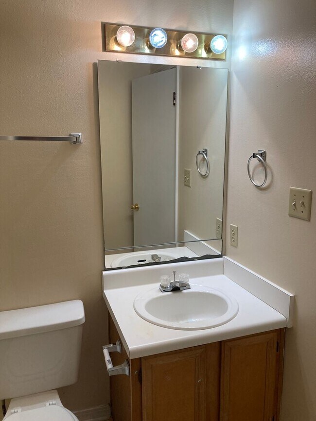 Building Photo - 695 Lloyd St