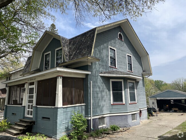 Building Photo - 2001 Tremont Ave