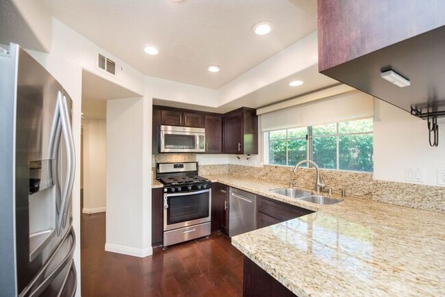 Building Photo - Anaheim Hills Beauty