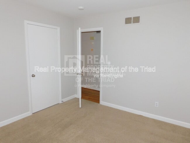 Building Photo - 284 Longmeadow Dr