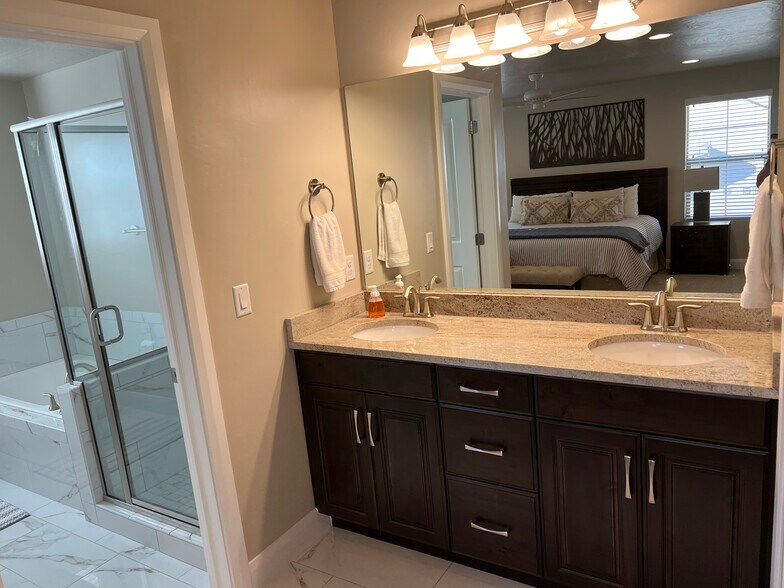 Building Photo - 1911 E Fiesta Ln