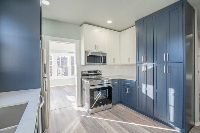 Building Photo - Prime Location! 2bed/ 2 bath! Schedule a tour today!