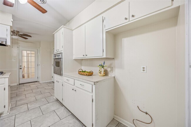 Building Photo - 435 Rollingwood St