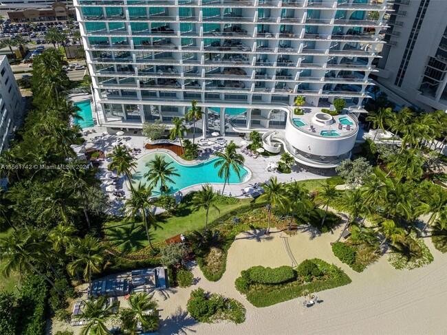 Amenities - 16901 Collins Ave