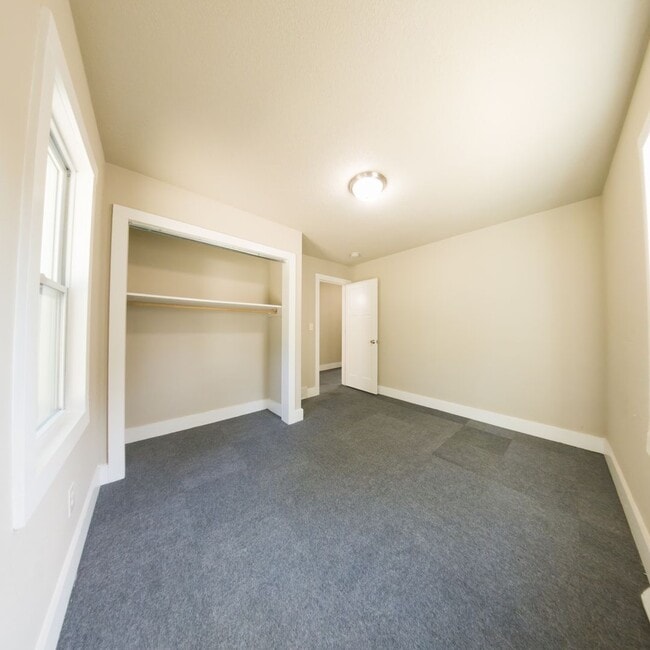 Building Photo - Gorgeous 4 Bedroom 1 Bath Home - Pyramid P...