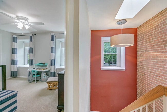 Building Photo - 2883 Sutton Oaks Ln