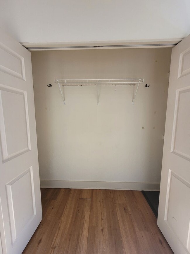 Building Photo - Spacious 1bd, semi-detached apartment for ...