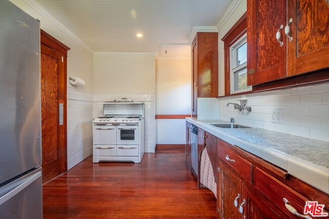 Building Photo - 4253 Fountain Ave