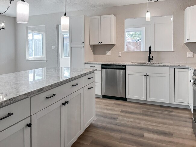 Building Photo - 1106 Arias Ave NW