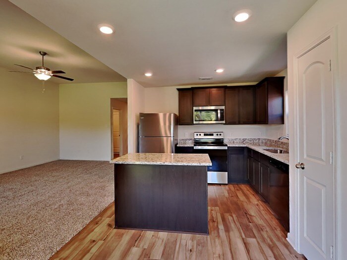 Building Photo - 112 Banjo Trl