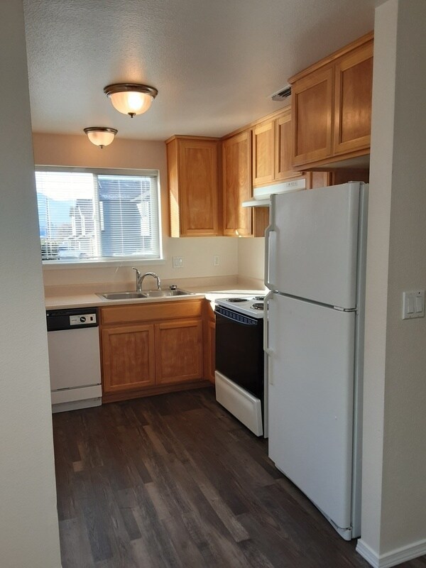 Building Photo - 1872 NE Fairview Ave