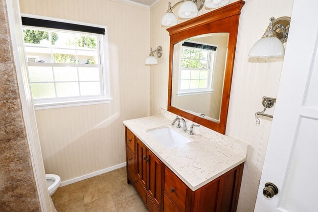Building Photo - OWNER REMODEL - STUDENT RENTAL NEAR CAMPUS – HUGE DISCOUNT + ONE MONTH FREE!