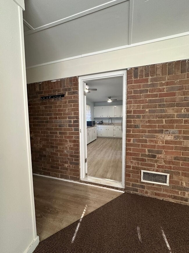 Building Photo - 3 bedroom home near Wire Park