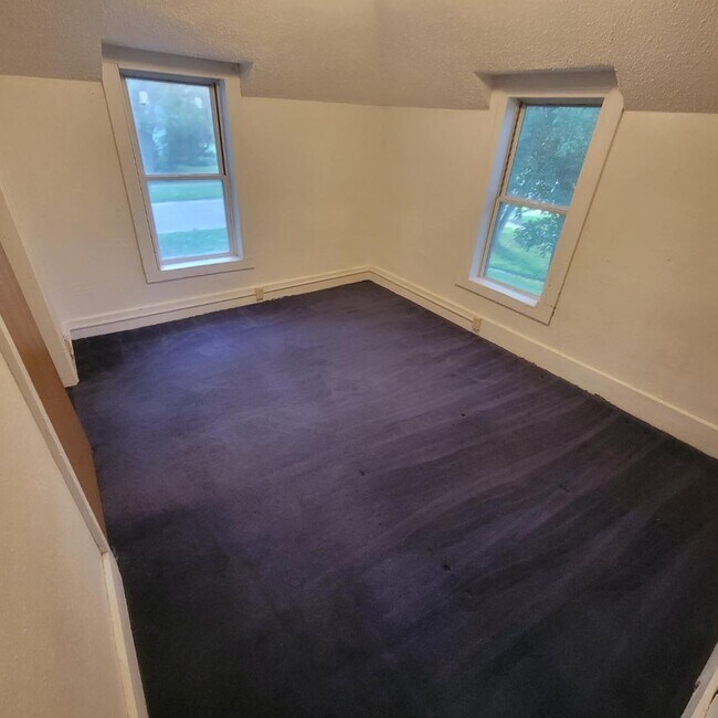 Building Photo - 119 Elm St