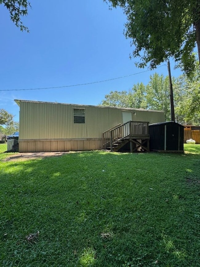 Building Photo - 208 Perry Ave