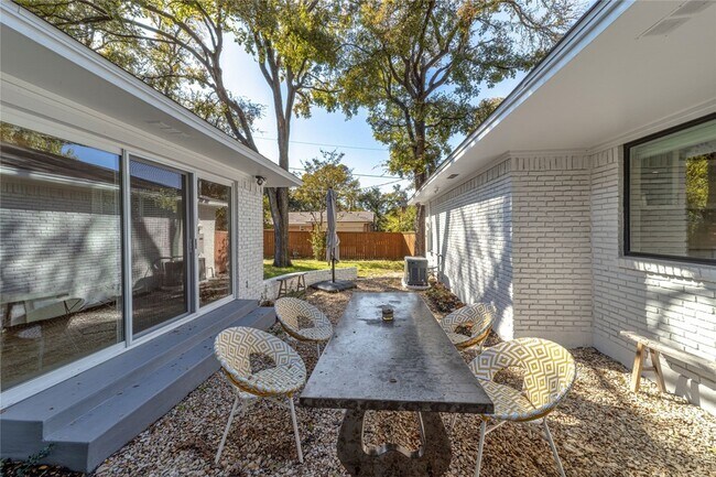 Building Photo - 5837 Clendenin Ave