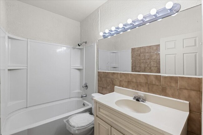 Building Photo - 33 S Iowa Ave