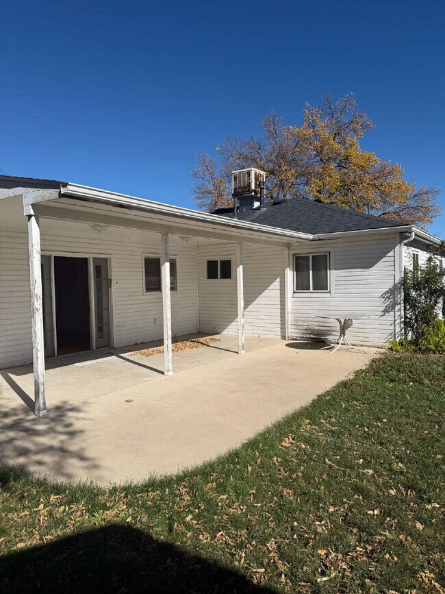Building Photo - Ranch Style 3 bed, 1-1/2 bath Aurora Home ...