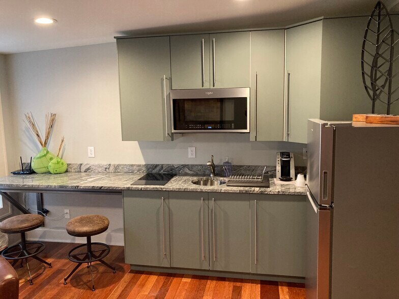 Primary Photo - 84 W Front St