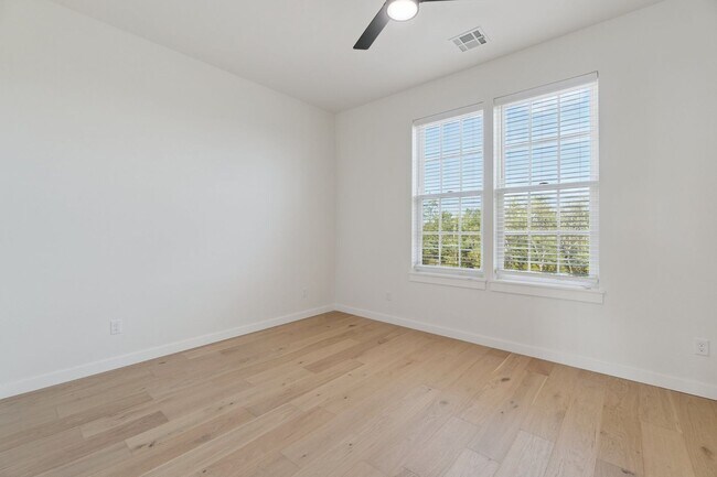 Building Photo - Townhome 2 bed 2.5 bath "The Mid-Mod" in the Heart of Selah