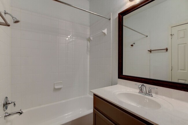 Building Photo - Immaculately Maintained 2/2.5 Townhome In Desirable North Location!