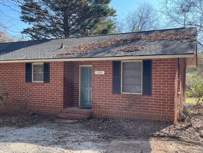 Building Photo - 2 Bedroom/1 Bathroom Duplex Located off of...