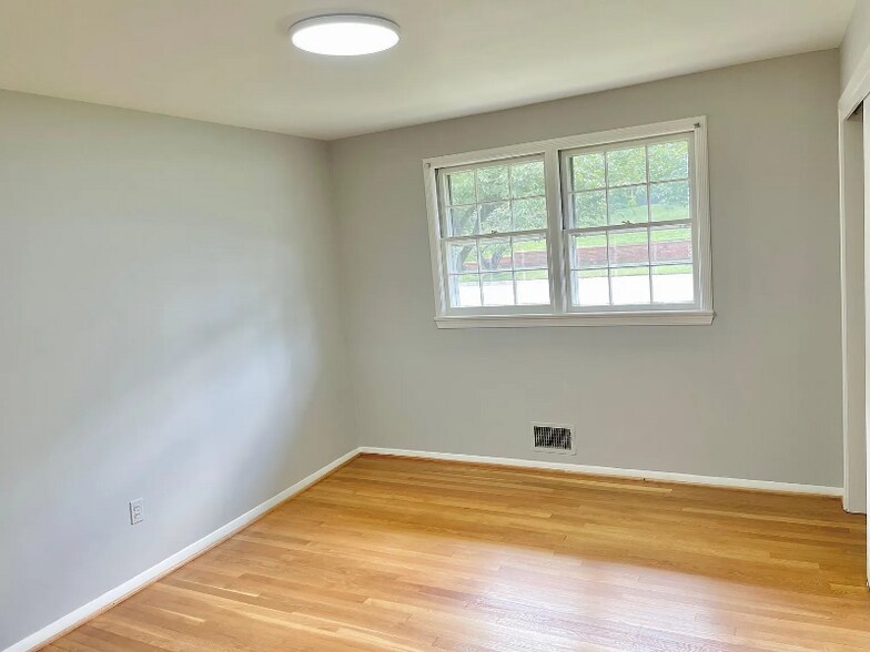 Building Photo - 4907 Elsmere Ave