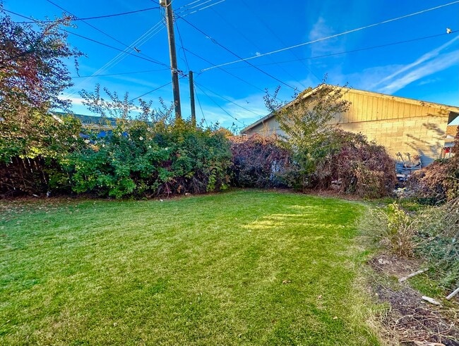Building Photo - Remodeled 4 Bd Home with 23'x35' Heated Wo...