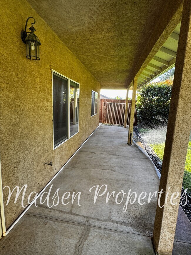 Building Photo - 121 Hart Ln