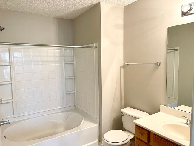 Building Photo - Welcome to this charming brick townhome in Lithonia, GA 2br/2.5 bath Townhome!