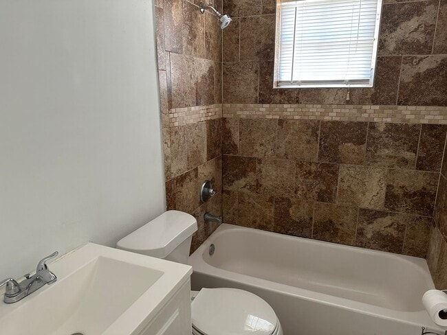 Building Photo - 4 bed 2 bath plus a den, could be a 5th bed.