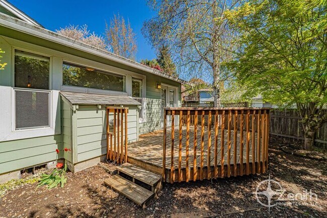 Building Photo - 2819 NE 54th St