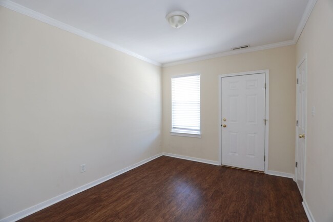 Building Photo - 2-Bed, 1-Bath Unit Minutes from Downtown R...