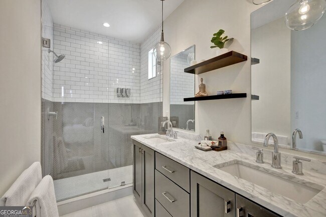 Building Photo - 2bd/2.5ba in Trilith. LakeFront Views!