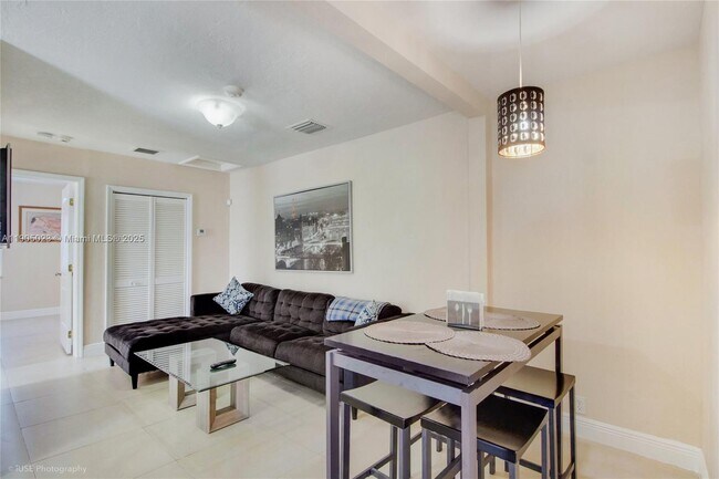 Building Photo - 518 SW 7th Ave