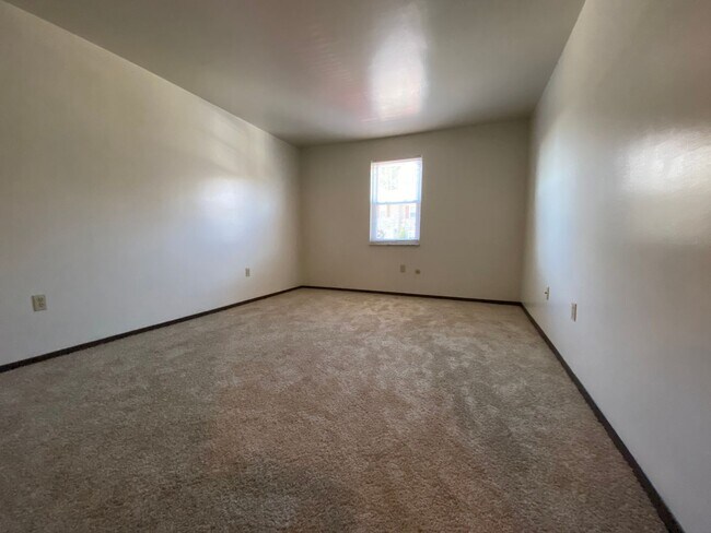 Building Photo - Wonderful 2BR in Bellevue!  Central A/C, Equipped Kitchen & More! Great Location!! Call Today!