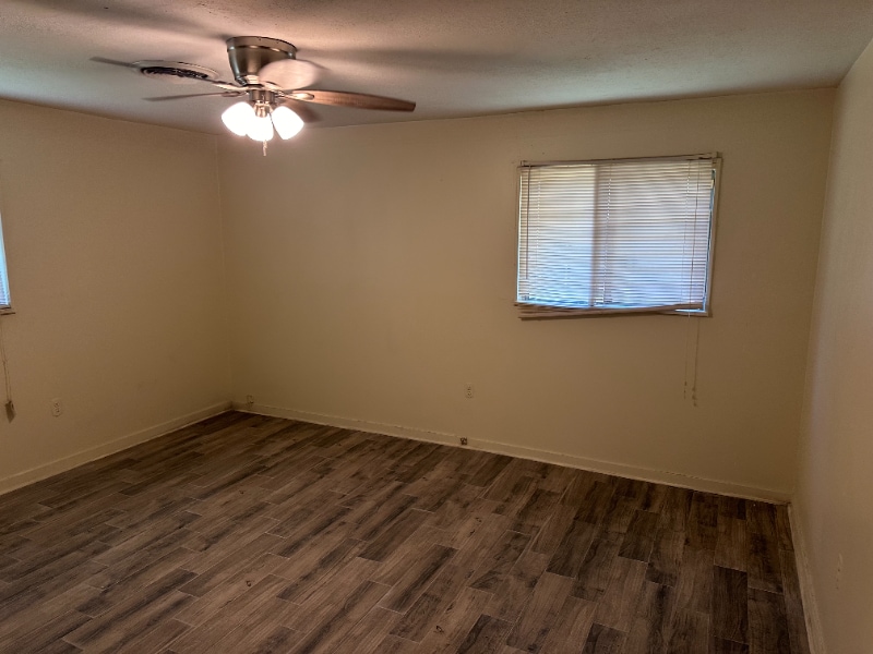 Building Photo - 3049 Lakewood Dr