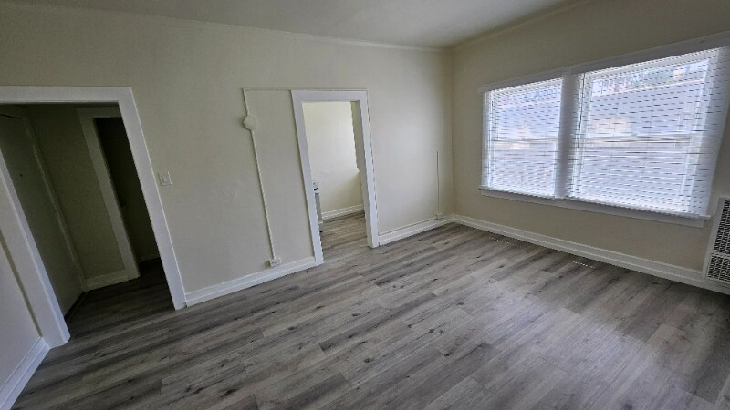 Building Photo - 815 S Lake St