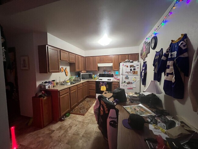 Building Photo - 915 Genrich St