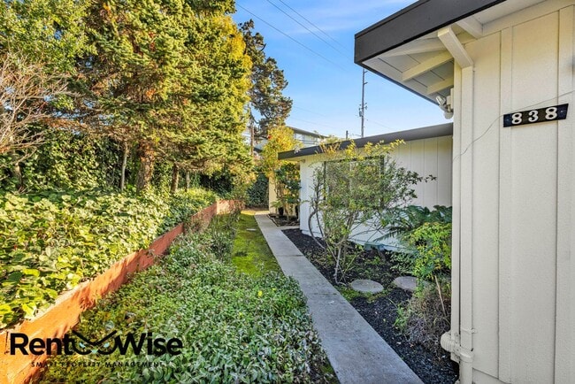 Building Photo - 838 Crompton Rd