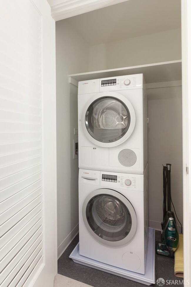 Building Photo - 318 Main St