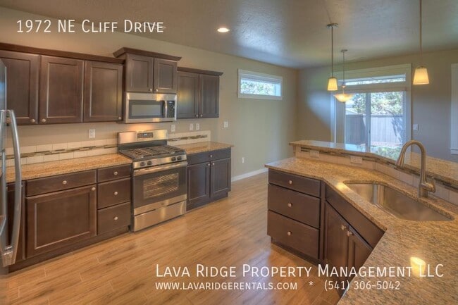 Building Photo - 1972 NE Cliff Dr