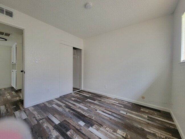 Building Photo - Adorable UPDATED 2bd/2bth duplex in Sacramento!