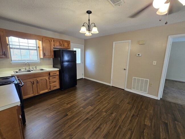 Building Photo - 403 E Lawnwood Ave