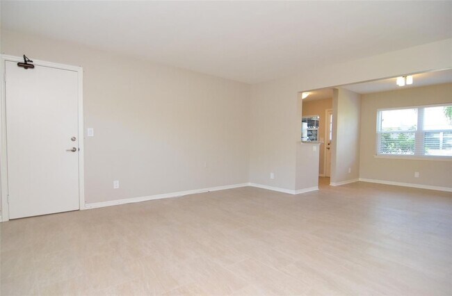 Building Photo - 606 12th Ave NE